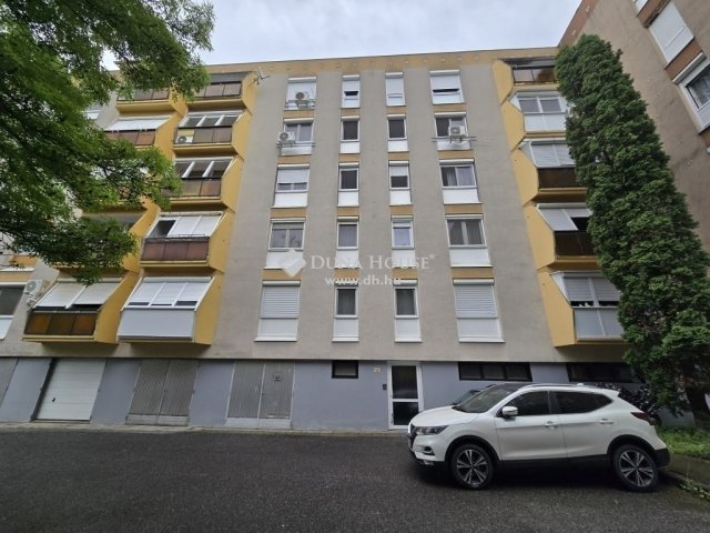 Eladó panellakás, Pécsett 44.9 M Ft, 2+2 szobás