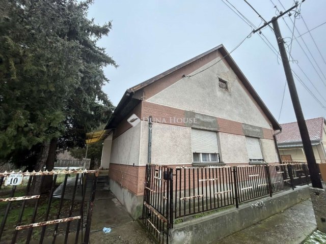 Eladó családi ház, Újszászon 14 M Ft, 2 szobás