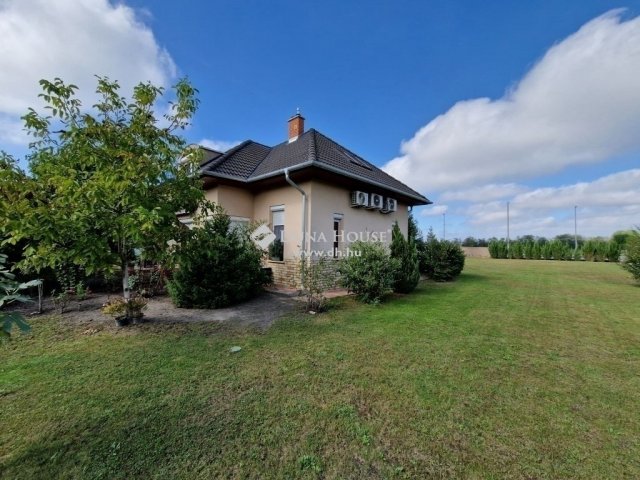 Eladó ikerház, Kecskeméten 99 M Ft, 5 szobás
