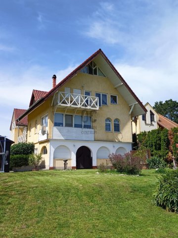 Eladó családi ház, Kőröshegyen 259.9 M Ft, 10 szobás