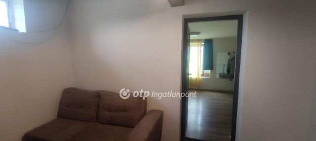 Eladó családi ház, Tiszaföldváron 10 M Ft, 3 szobás