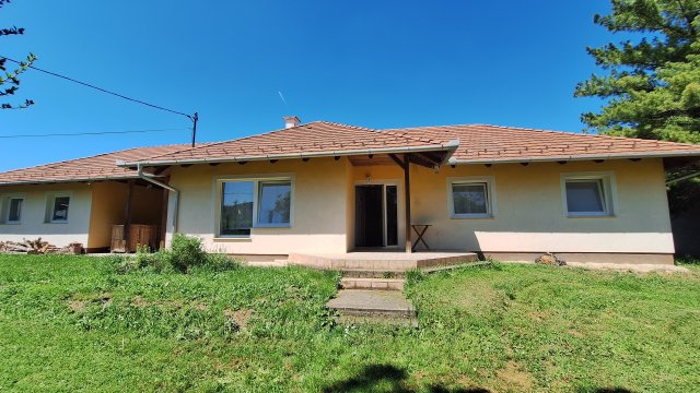 Eladó családi ház, Nadapon 87.1 M Ft, 4 szobás