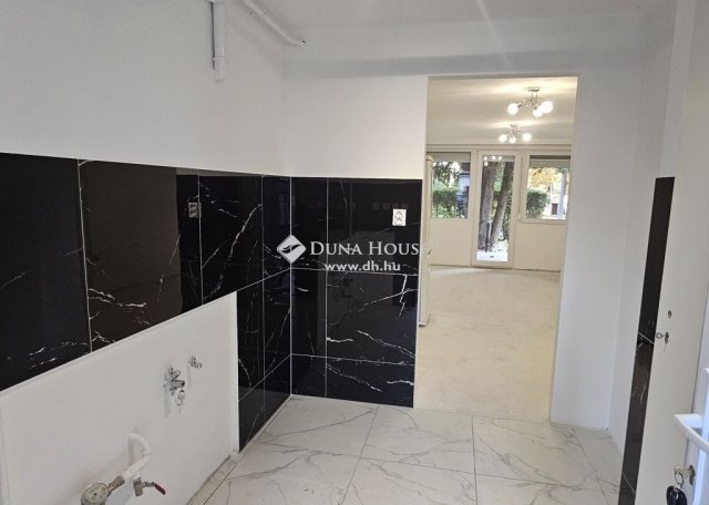Eladó téglalakás, Dombóváron 19.999 M Ft, 1 szobás