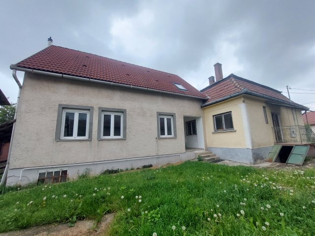Eladó családi ház, Bajnán 74.9 M Ft, 7 szobás