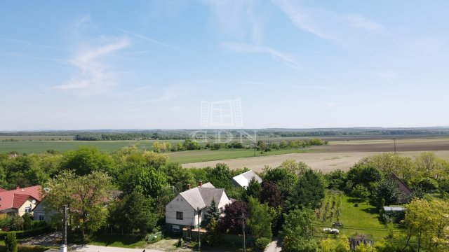Eladó családi ház, Zámolyon 67.9 M Ft, 3 szobás