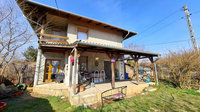 Eladó családi ház, Felsőpakonyban 94.7 M Ft, 9 szobás