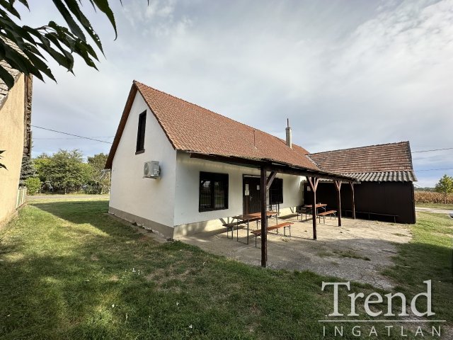 Eladó hotel, Nagyvenyimen 35 M Ft, 5 szobás / költözzbe.hu