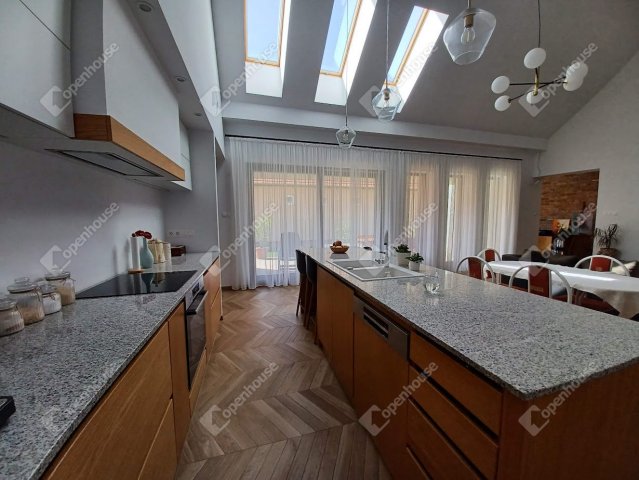 Eladó családi ház, Debrecenben 229 M Ft, 6 szobás