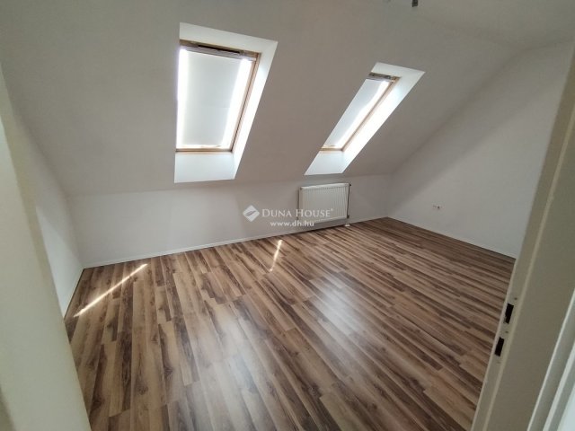 Eladó téglalakás, Szegeden 64 M Ft, 3 szobás