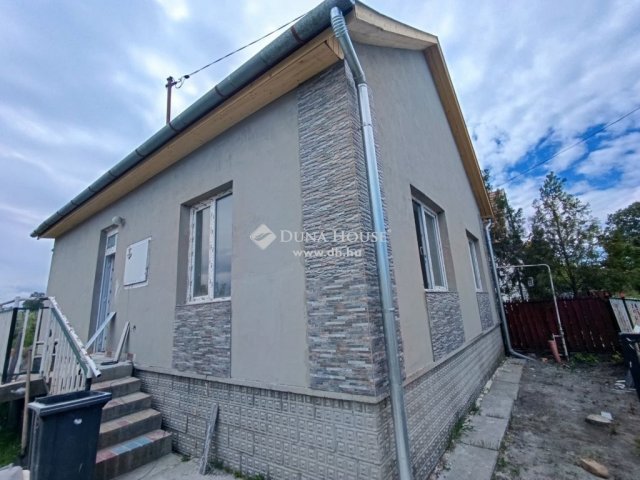 Eladó családi ház, Újszászon 23.9 M Ft, 1 szobás