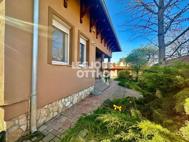 Eladó családi ház, Cegléden 138.5 M Ft, 3 szobás