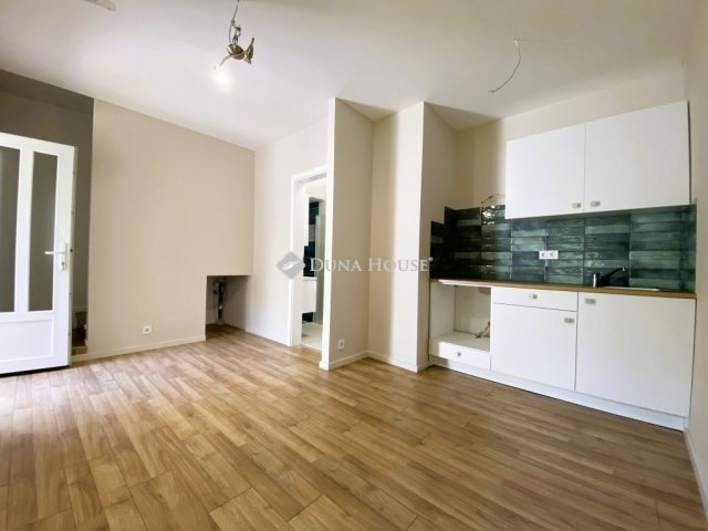 Eladó téglalakás, Pécsett 34.9 M Ft, 2 szobás