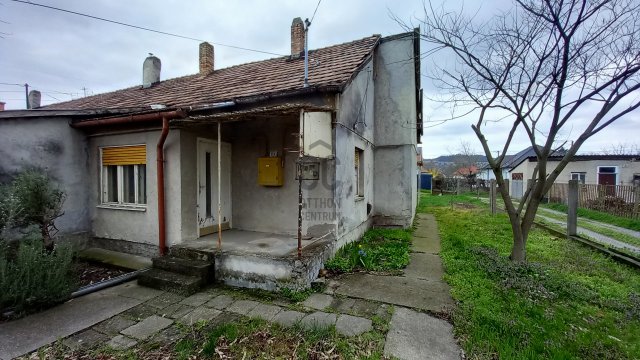 Eladó téglalakás, Szekszárdon 10.5 M Ft, 2 szobás