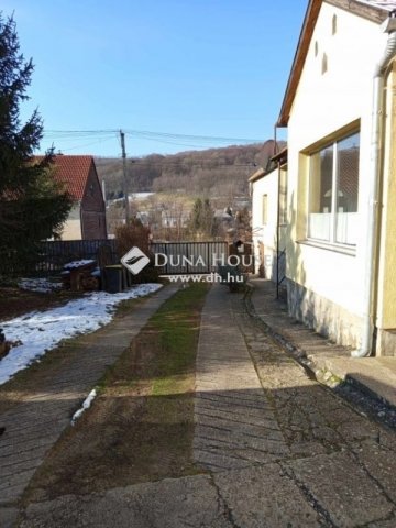 Eladó családi ház, Komlón 28.9 M Ft, 3 szobás