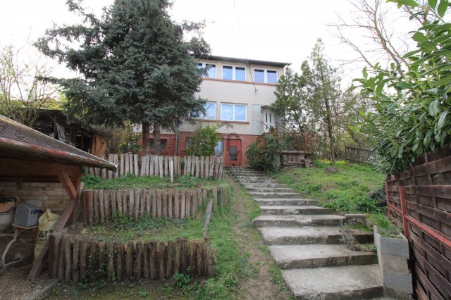 Eladó családi ház, Pécelen 98 M Ft, 8 szobás
