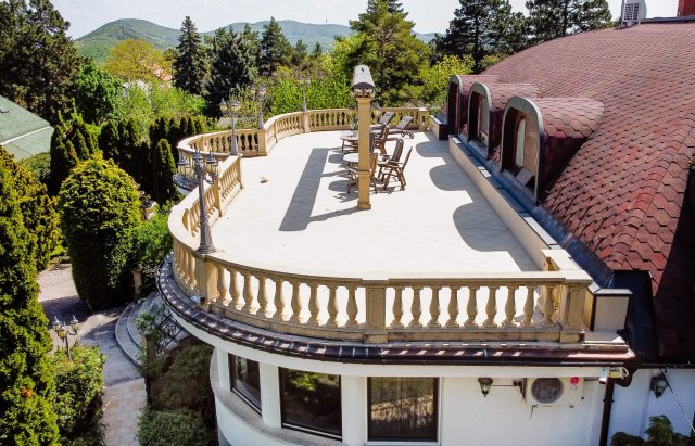 Eladó családi ház, Solymáron 350 M Ft, 9 szobás