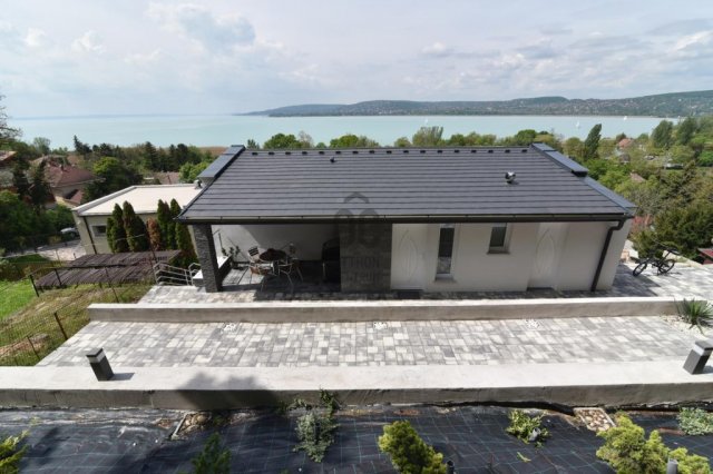 Eladó családi ház, Balatonfűzfőn 259 M Ft, 8 szobás