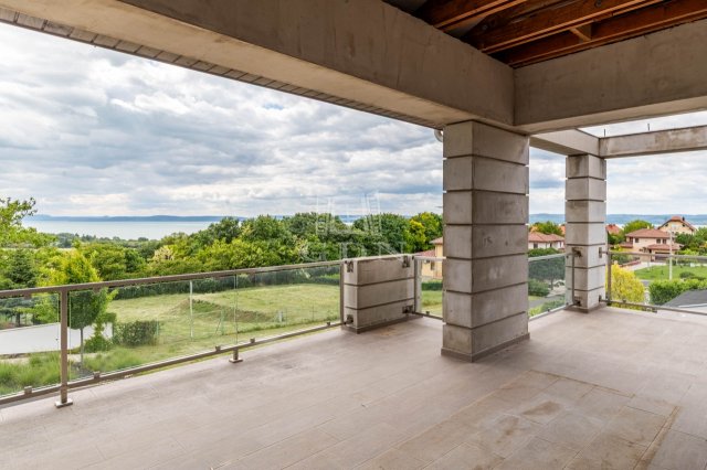 Eladó nyaraló, Balatonföldváron 350 M Ft, 7+2 szobás