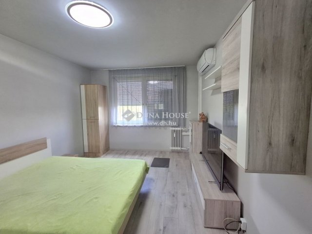 Eladó panellakás, Debrecenben 39.9 M Ft, 2 szobás