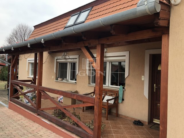 Eladó családi ház, Dunakeszin 135 M Ft, 5+1 szobás