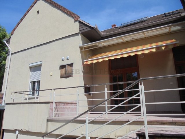 Eladó családi ház, Debrecenben 160 M Ft, 4 szobás