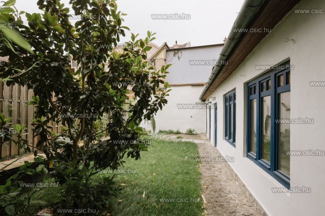 Eladó családi ház, Szentendrén 130 M Ft, 2 szobás