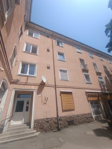 Eladó téglalakás, Komlón 13 M Ft, 2 szobás