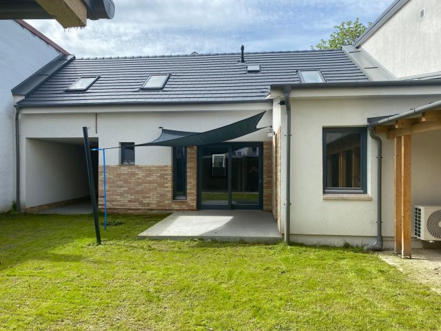 Eladó családi ház, Tatán 163 M Ft, 4 szobás