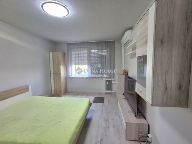 Eladó panellakás, Debrecenben 39.9 M Ft, 2 szobás