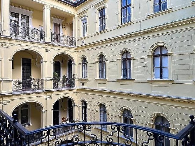 Eladó téglalakás, Budapesten, VI. kerületben 64.8 M Ft, 3 szobás