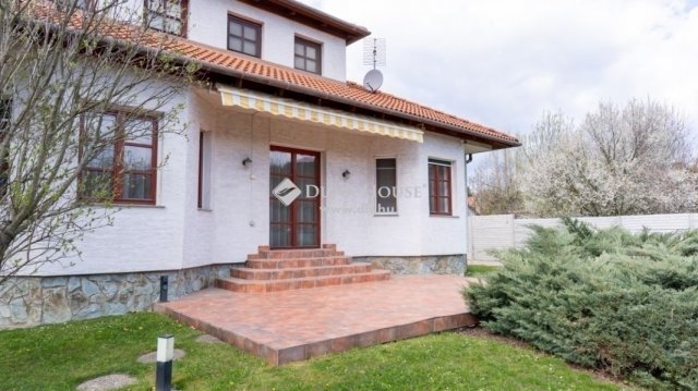 Eladó családi ház, Csobánkán 160 M Ft, 5 szobás