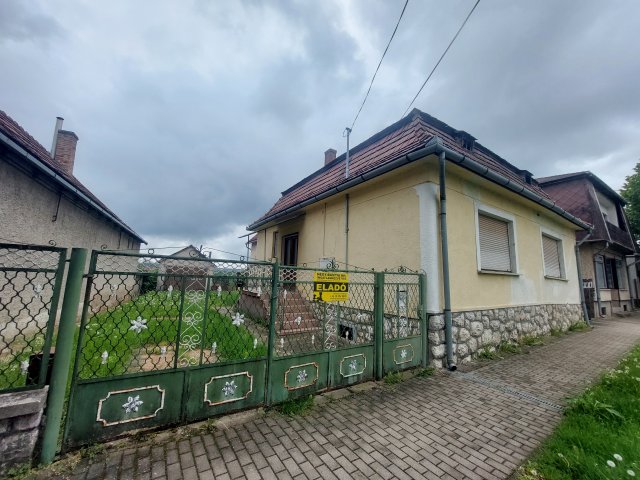 Eladó családi ház, Bajnán 74.9 M Ft, 7 szobás