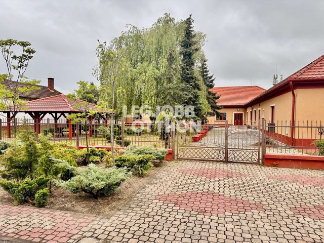 Eladó hotel, Nyársapáton 250 M Ft, 11+1 szobás