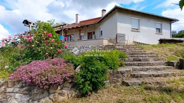 Eladó családi ház, Mohácson 59.9 M Ft, 5 szobás