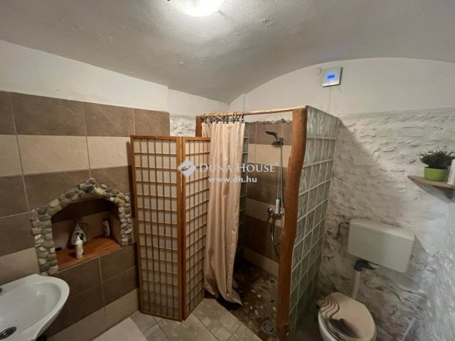 Eladó családi ház, Pécsett 94.9 M Ft, 6 szobás
