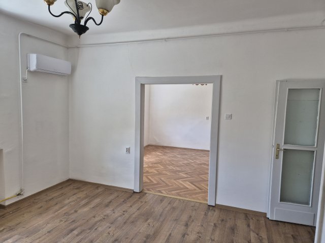 Eladó téglalakás, Szolnokon 32.5 M Ft, 2 szobás
