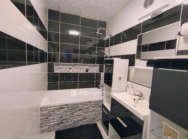 Eladó téglalakás, Szolnokon 52 M Ft, 3 szobás