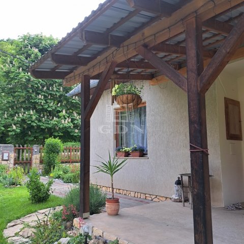 Eladó családi ház, Balatonkenesén 93.9 M Ft, 4 szobás