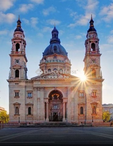 Eladó téglalakás, Budapesten, V. kerületben, Október 6. utcában