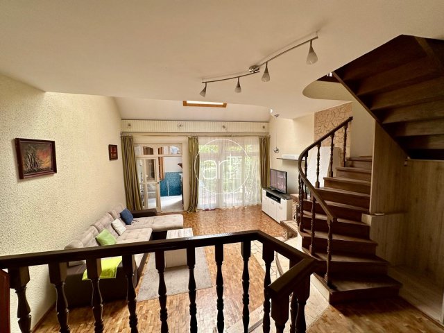 Eladó ikerház, Szegeden 153.99 M Ft, 5 szobás