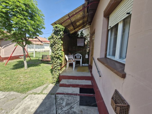 Eladó családi ház, Jászladányon 9.5 M Ft, 2 szobás