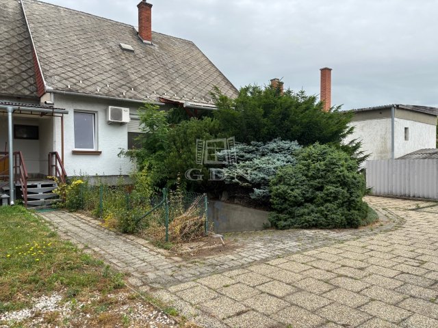 Kiadó családi ház, albérlet, Komáromban 450 E Ft / hó