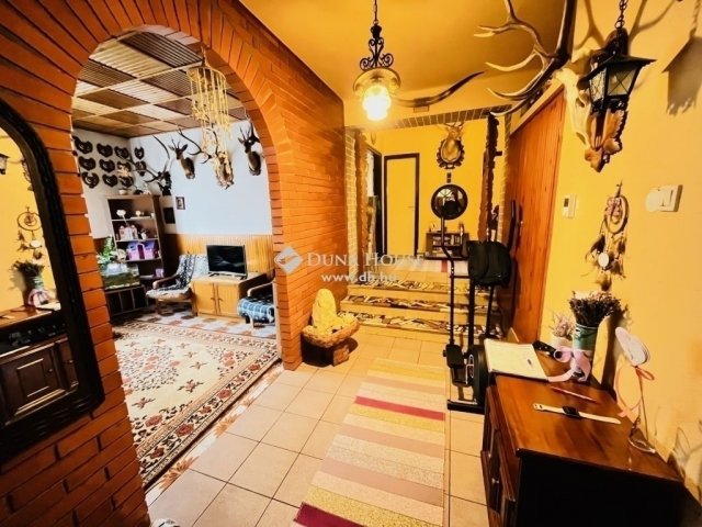 Eladó családi ház, Mendén 59.9 M Ft, 4 szobás