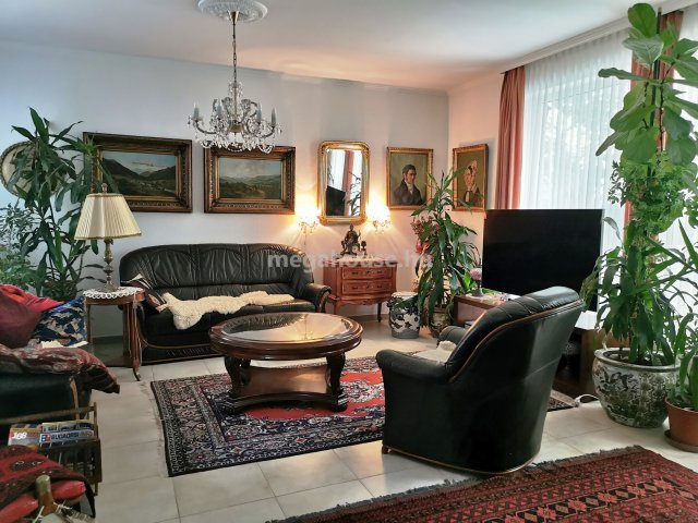 Eladó családi ház, Budaörsön 299 M Ft, 13 szobás