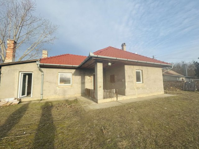 Eladó családi ház, Csemőn 32.9 M Ft, 3 szobás