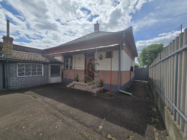 Eladó családi ház, Gyöngyösön 29.8 M Ft, 2 szobás