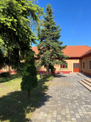Eladó családi ház, Nyársapáton 250 M Ft, 11 szobás