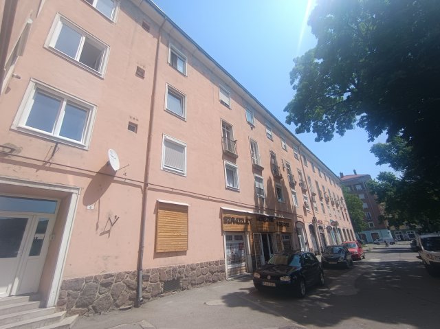 Eladó téglalakás, Komlón 13 M Ft, 2 szobás