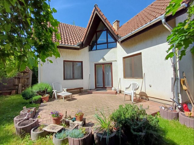 Eladó családi ház, Etyeken 114.9 M Ft, 4 szobás