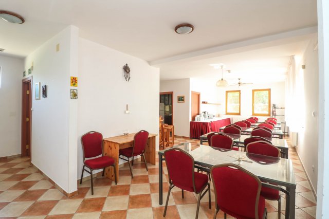 Eladó családi ház, Etyeken 198 M Ft, 13 szobás